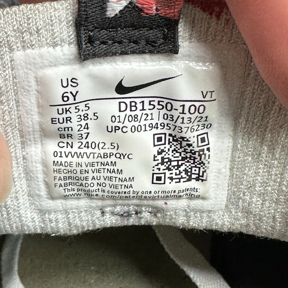 Womens 7.5 / 6Y Nike Air VaporMax 2021 FK Shoes White / Silver Running Sneakers